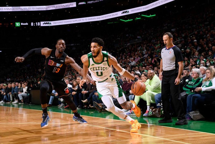 Vượt qua Boston Celtics đầy kịch tính, Miami Heat xây chắc ngôi đầu BXH miền Đông - Ảnh 1.