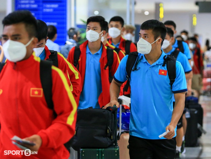 HLV tương lai của U23 Việt Nam đặt chân đến Hà Nội  - Ảnh 1.
