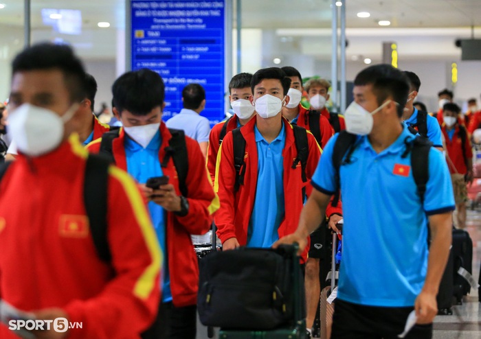 HLV tương lai của U23 Việt Nam đặt chân đến Hà Nội  - Ảnh 10.