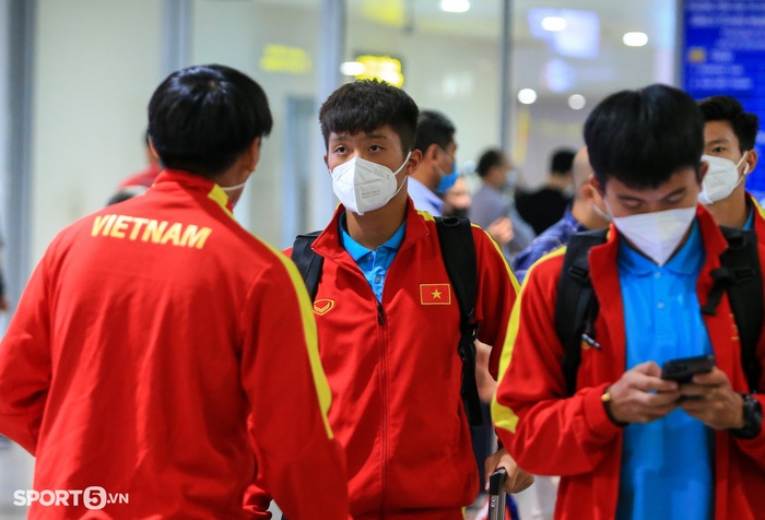 HLV tương lai của U23 Việt Nam đặt chân đến Hà Nội  - Ảnh 8.