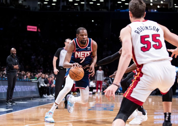 Kevin Durant trở lại, Brooklyn Nets vẫn thua ngược &quot;cực sốc&quot; trước Miami Heat mệt mỏi - Ảnh 1.