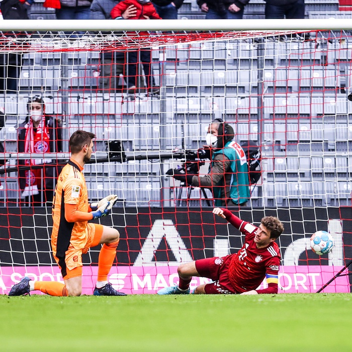 Thomas Muller phản lưới nhà khiến Bayern bị cầm hòa thất vọng - Ảnh 3.
