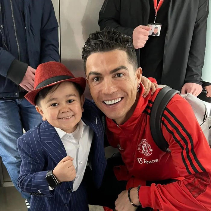 Thân phận đặc biệt của &quot;cậu bé&quot; được Ronaldo và dàn sao MU chụp ảnh chung: Bé mà không bé tí nào! - Ảnh 2.