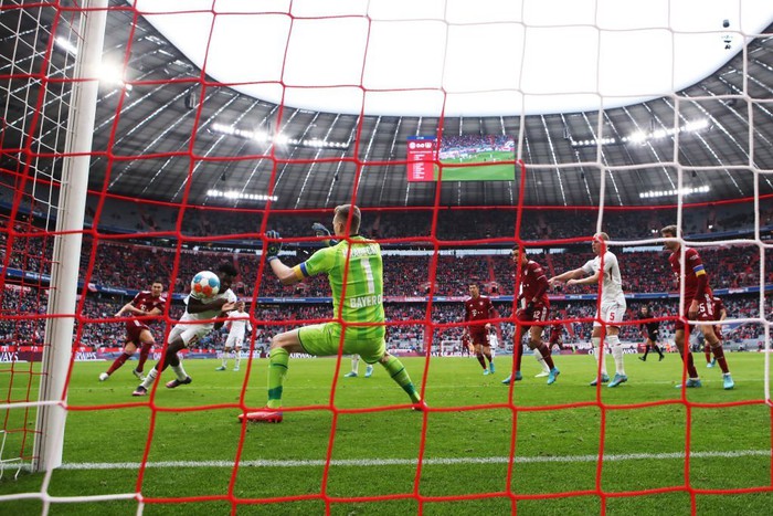 Thomas Muller phản lưới nhà khiến Bayern bị cầm hòa thất vọng - Ảnh 2.