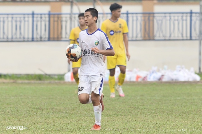 Sao trẻ U19 Nutifood tái hiện khoảnh khắc cảm xúc của Minh Vương ở vòng loại World Cup - Ảnh 4.