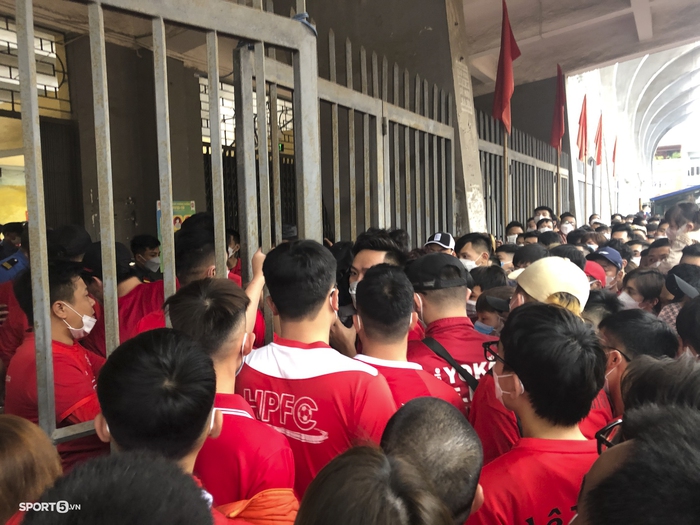 Sân Lạch Tray vỡ trận trước trận Hải Phòng - Thanh Hoá - Ảnh 3.
