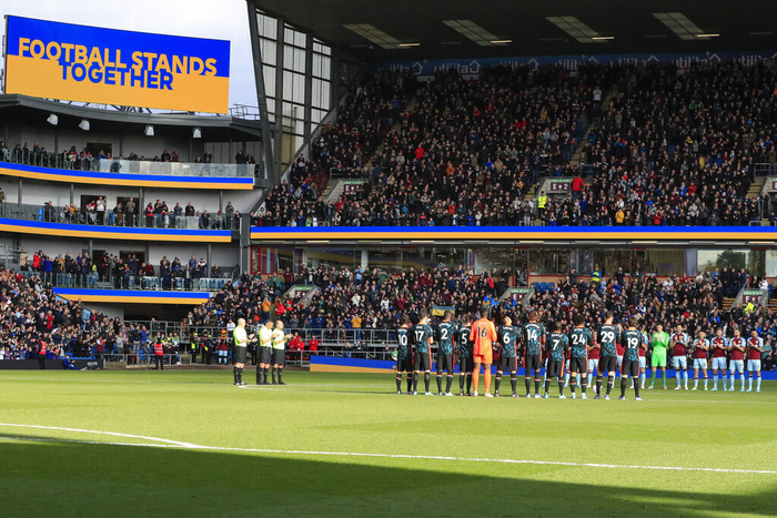 Fan Chelsea phá màn tưởng niệm nạn nhân Ukraine bằng đúng 2 từ - Ảnh 2.