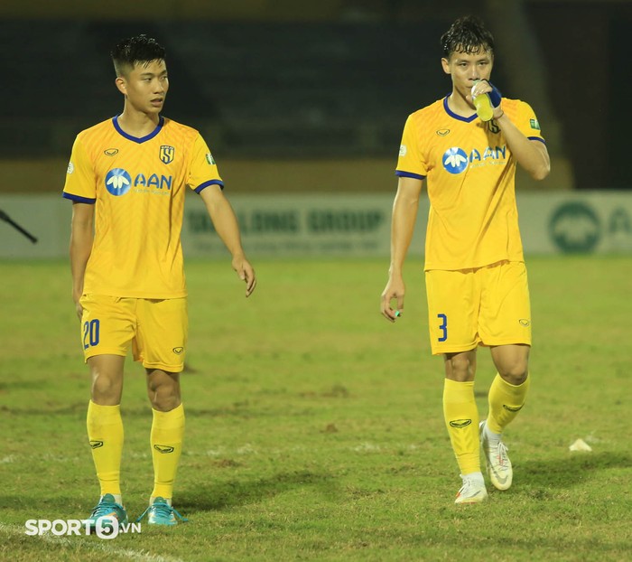 Phan Văn Đức ôm thăm thiết Hồng Duy, Quế Ngọc Hải động viên Văn Toàn sau trận thắng 2-0 - Ảnh 1.