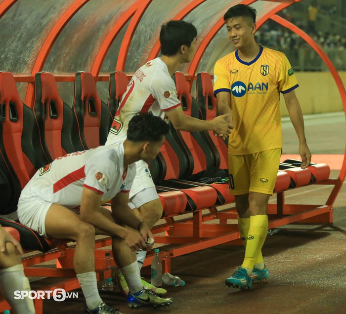 Phan Văn Đức ôm thăm thiết Hồng Duy, Quế Ngọc Hải động viên Văn Toàn sau trận thắng 2-0 - Ảnh 2.