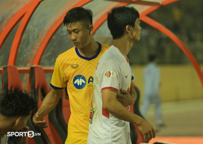 Phan Văn Đức ôm thăm thiết Hồng Duy, Quế Ngọc Hải động viên Văn Toàn sau trận thắng 2-0 - Ảnh 6.