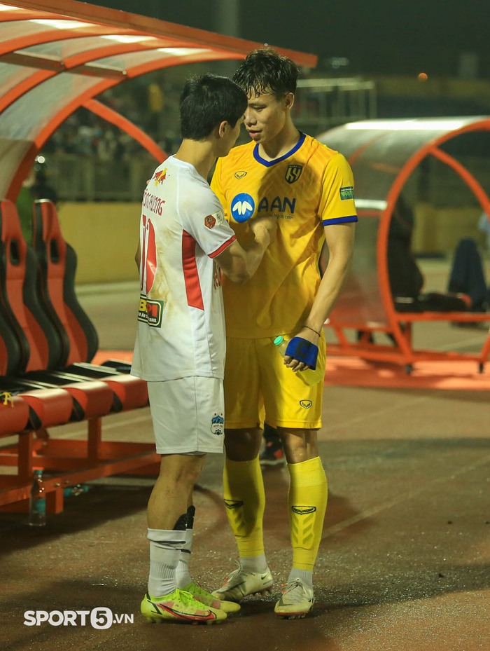 Phan Văn Đức ôm thăm thiết Hồng Duy, Quế Ngọc Hải động viên Văn Toàn sau trận thắng 2-0 - Ảnh 8.