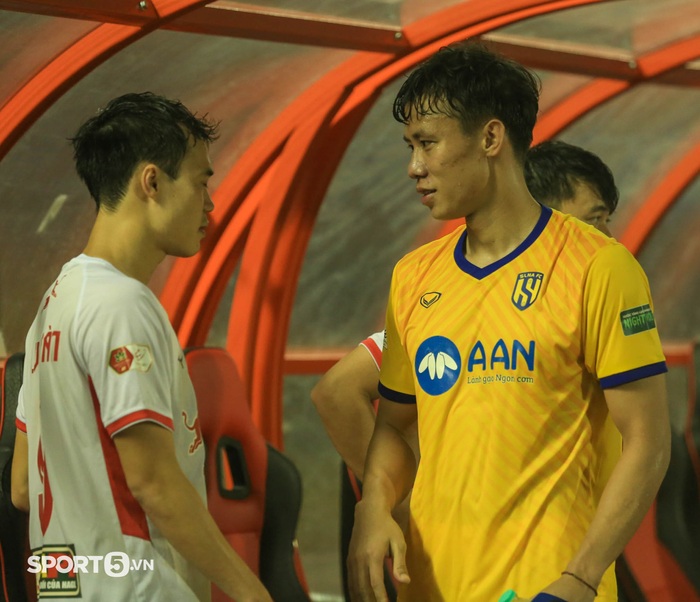 Phan Văn Đức ôm thăm thiết Hồng Duy, Quế Ngọc Hải động viên Văn Toàn sau trận thắng 2-0 - Ảnh 7.