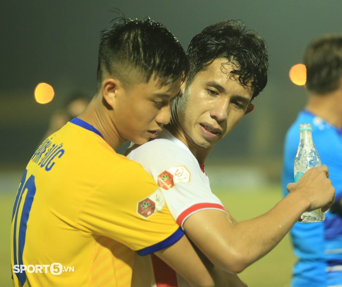 Phan Văn Đức ôm thăm thiết Hồng Duy, Quế Ngọc Hải động viên Văn Toàn sau trận thắng 2-0 - Ảnh 3.