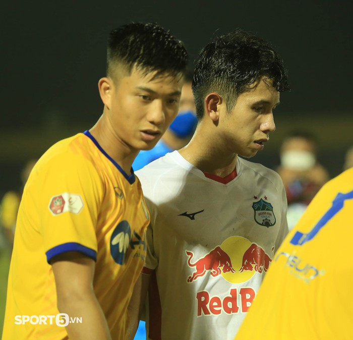 Phan Văn Đức ôm thăm thiết Hồng Duy, Quế Ngọc Hải động viên Văn Toàn sau trận thắng 2-0 - Ảnh 4.