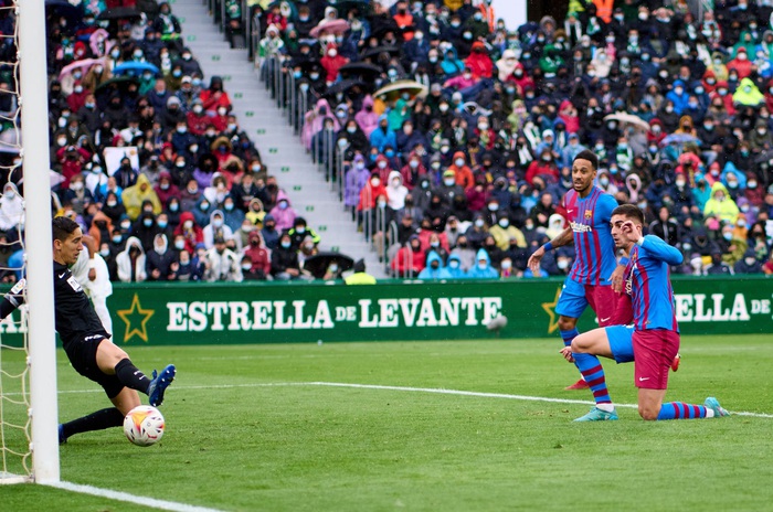 HLV Xavi thay người &quot;mát tay&quot; giúp Barca lội ngược dòng vươn lên top 3 của La Liga - Ảnh 4.