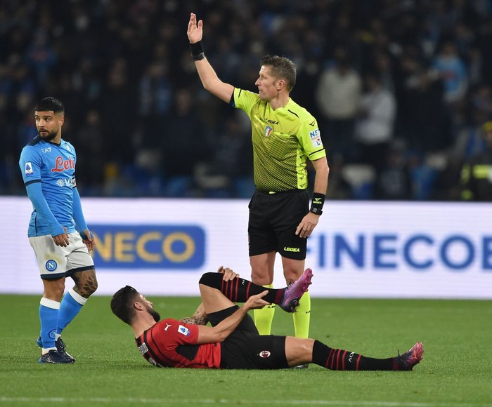 Chân Giroud rách sâu, chảy máu ghê rợn sau pha vào bóng của sao Napoli và cái kết bất ngờ - Ảnh 3.