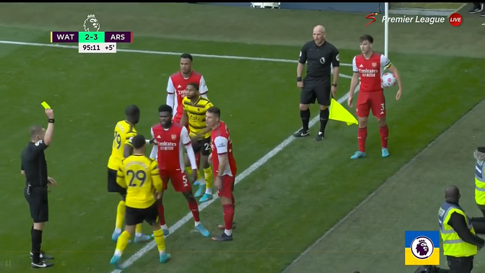 Đội trưởng Arsenal chơi chiêu &quot;núp lùm&quot; để chọc tức cầu thủ Watford - Ảnh 3.