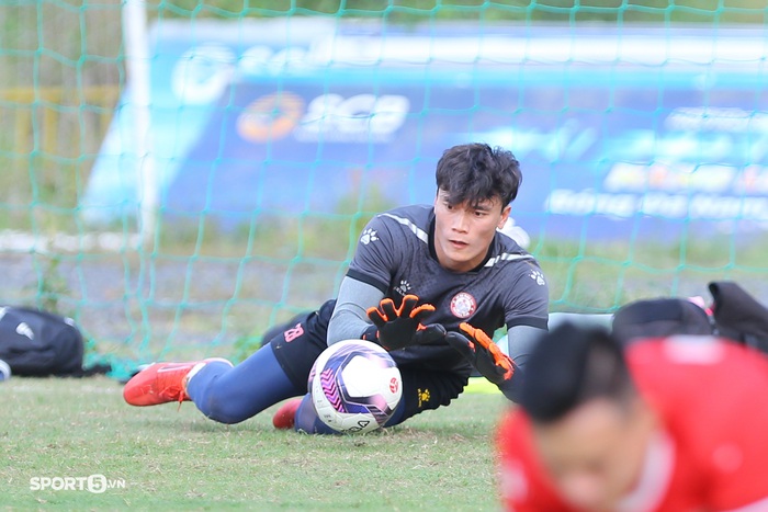 Bùi Tiến Dũng tích cực tập luyện trước cơ hội ra sân gặp CLB Hà Nội - Ảnh 1.