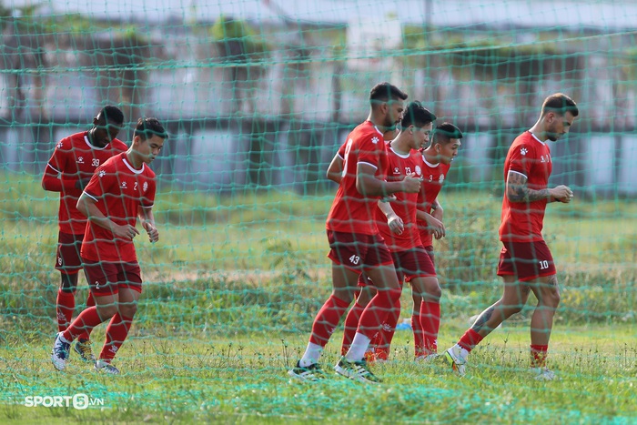 Bùi Tiến Dũng tích cực tập luyện trước cơ hội ra sân gặp CLB Hà Nội - Ảnh 5.