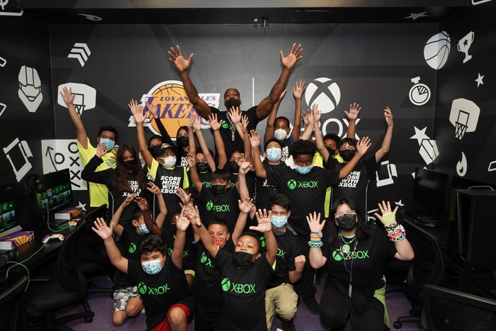 Dwight Howard và Lakers mở phòng net phục vụ cho 2500 trẻ em Los Angeles - Ảnh 2.