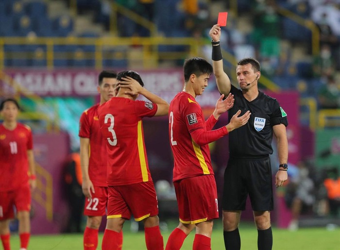 ĐT Việt Nam gặp lại trọng tài rút thẻ đỏ cho Duy Mạnh ở trận đấu với Nhật Bản  - Ảnh 1.
