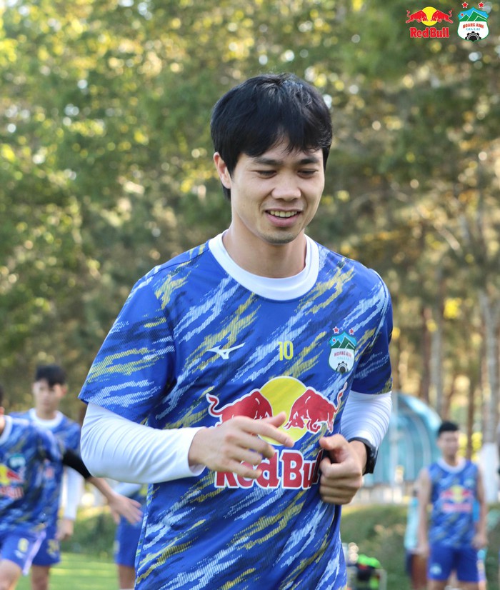 Công Phượng - một trong những cầu thủ trẻ tài năng nhất của bóng đá Việt Nam. Cùng xem hình ảnh của anh để cảm nhận sự nhanh nhẹn, khéo léo và tài năng của anh trong trận đấu, cũng như sự tận tụy và đam mê của anh với môn thể thao đá banh.