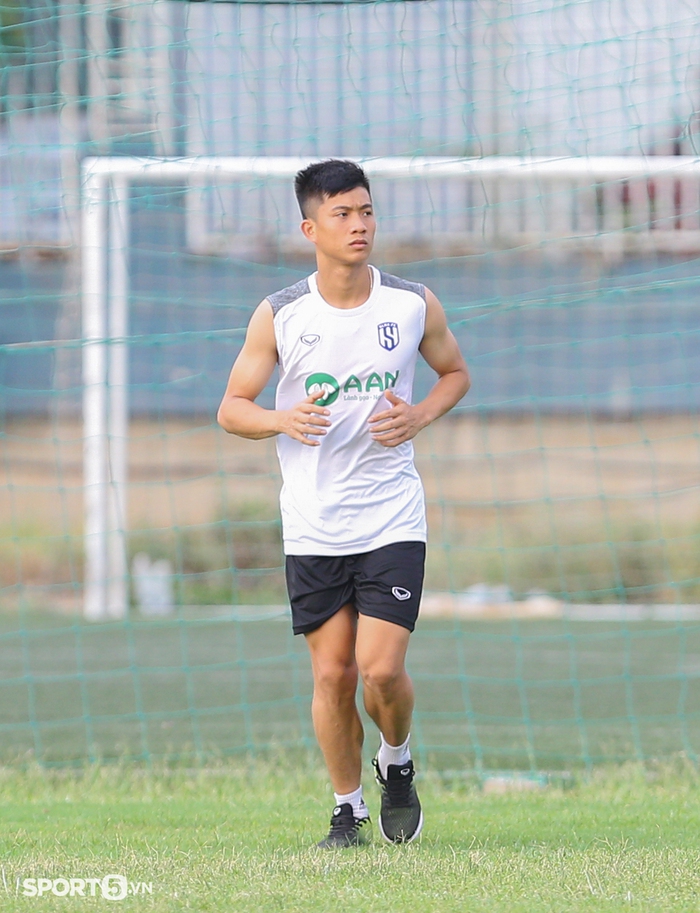 Phan Văn Đức tập riêng trước trận đấu với CLB Sài Gòn - Ảnh 1.