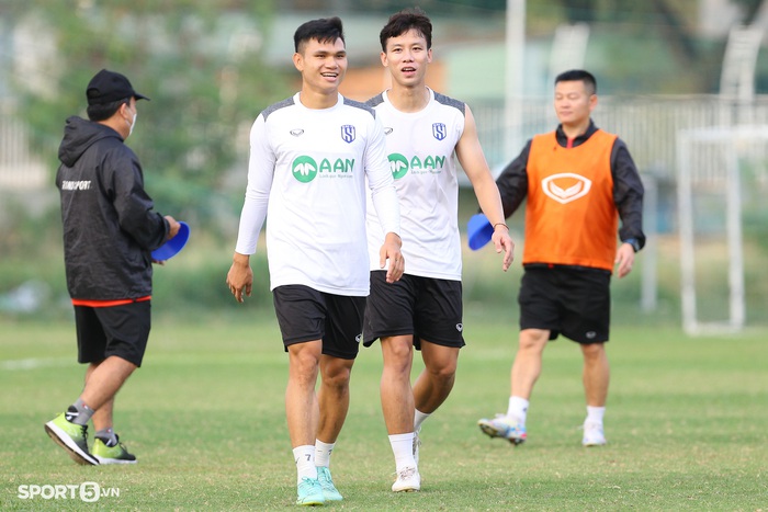 Phan Văn Đức tập riêng trước trận đấu với CLB Sài Gòn - Ảnh 5.