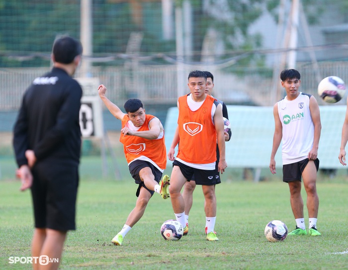 Phan Văn Đức tập riêng trước trận đấu với CLB Sài Gòn - Ảnh 4.