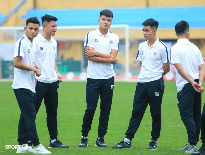 Tấn Trường bị hụt hơi hậu Covid-19, nhóm cầu thủ U23 Việt Nam của CLB Hà Nội được khen thưởng - Ảnh 7.