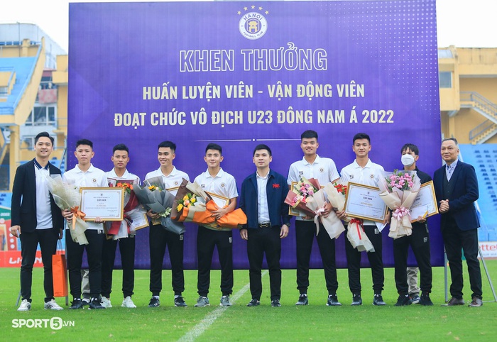 Tấn Trường bị hụt hơi hậu Covid-19, nhóm cầu thủ U23 Việt Nam của CLB Hà Nội được khen thưởng - Ảnh 6.
