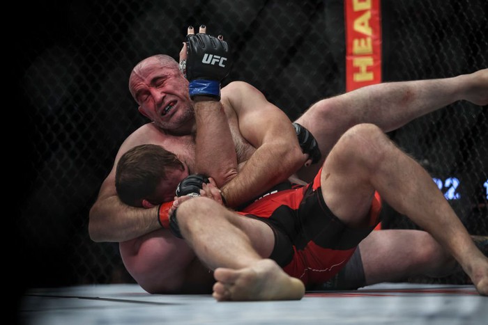 Lão tướng 44 tuổi Alexey Oleinik đi vào lịch sử UFC với đòn khóa cực kỳ hiếm gặp - Ảnh 2.