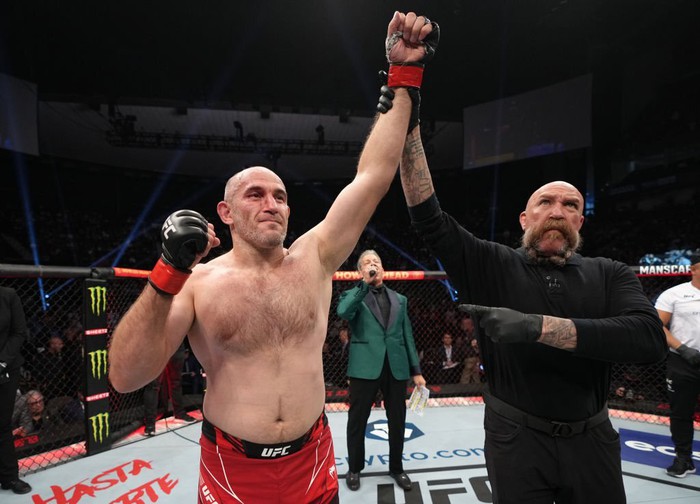 Lão tướng 44 tuổi Alexey Oleinik đi vào lịch sử UFC với đòn khóa cực kỳ hiếm gặp - Ảnh 3.