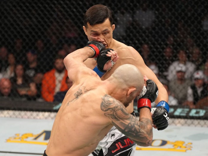UFC 273: Alexander Volkanovski áp đảo Chan Sung Jung, giành chiến thắng ấn tượng - Ảnh 2.