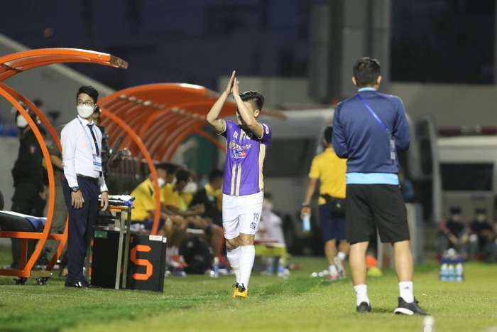 Bộ đôi trung vệ tuyển Việt Nam bị qua mặt, Quang Hải rời sân ngay sau bàn thua của Hà Nội FC - Ảnh 4.