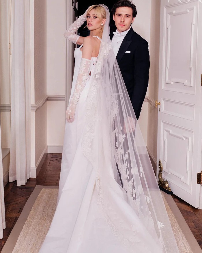 Bộ ảnh cưới thế kỷ đây rồi: Brooklyn Beckham hạnh phúc dẫn ái nữ tỷ phú trong bộ váy lộng lẫy như nữ thần vào lễ đường 91 tỷ - Ảnh 5.