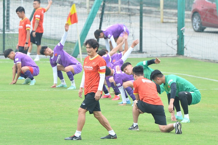 U23 Việt Nam: Quang Thịnh chấn thương, HLV Park Hang-seo bàn luận sôi nổi với trợ lý Lee Young-jin - Ảnh 5.