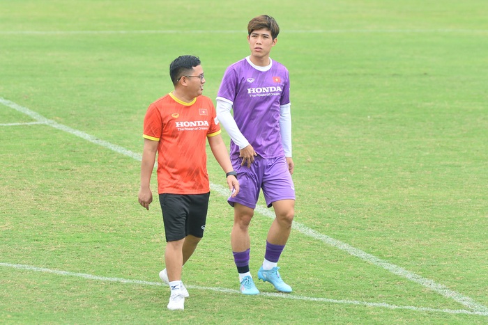 U23 Việt Nam: Quang Thịnh chấn thương, HLV Park Hang-seo bàn luận sôi nổi với trợ lý Lee Young-jin - Ảnh 1.