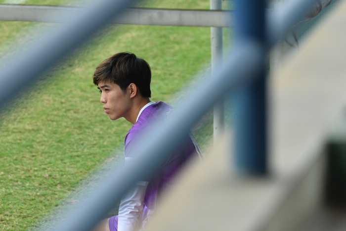 U23 Việt Nam: Quang Thịnh chấn thương, HLV Park Hang-seo bàn luận sôi nổi với trợ lý Lee Young-jin - Ảnh 2.