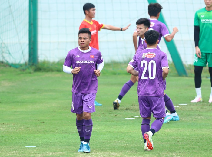 U23 Việt Nam: Quang Thịnh chấn thương, HLV Park Hang-seo bàn luận sôi nổi với trợ lý Lee Young-jin - Ảnh 8.