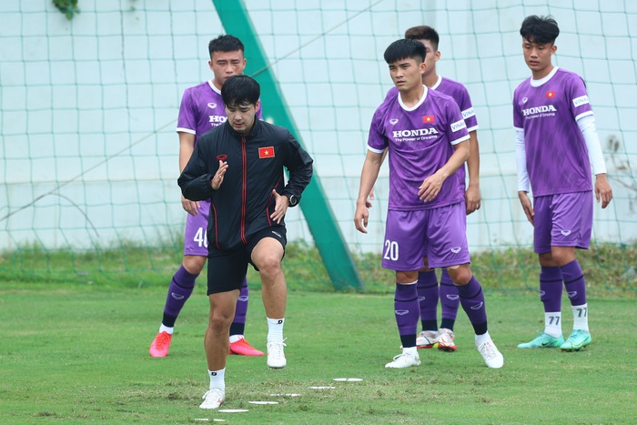 U23 Việt Nam: Quang Thịnh chấn thương, HLV Park Hang-seo bàn luận sôi nổi với trợ lý Lee Young-jin - Ảnh 6.