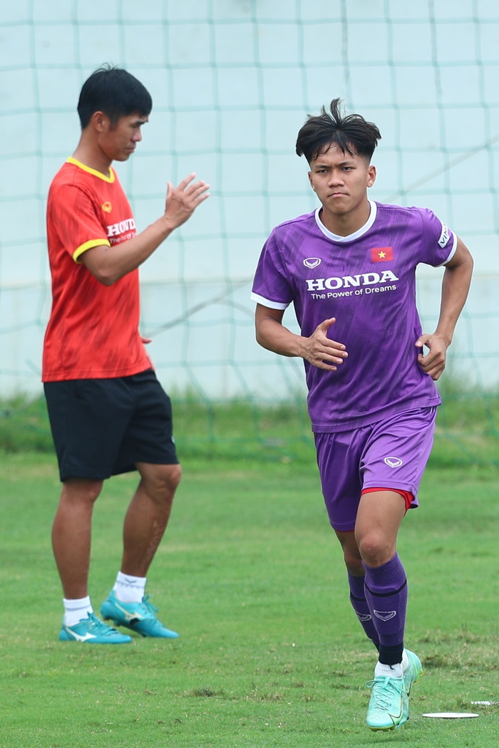 U23 Việt Nam: Quang Thịnh chấn thương, HLV Park Hang-seo bàn luận sôi nổi với trợ lý Lee Young-jin - Ảnh 7.