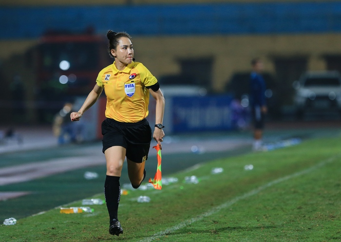 Nữ trọng tài gây chú ý ở trận Viettel - Cần Thơ tại Cúp quốc gia 2022 - Ảnh 5.