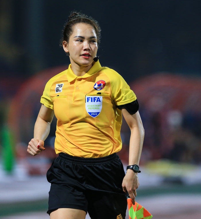 Nữ trọng tài gây chú ý ở trận Viettel - Cần Thơ tại Cúp quốc gia 2022 - Ảnh 4.