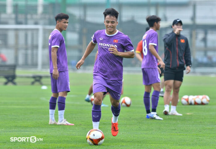 Trợ lý Lee Young-jin lừa bóng khiến Thanh Bình &quot;bẽ bàng&quot;, HLV Park Hang-seo dạy lại cầu thủ U23 cách đá ma  - Ảnh 1.