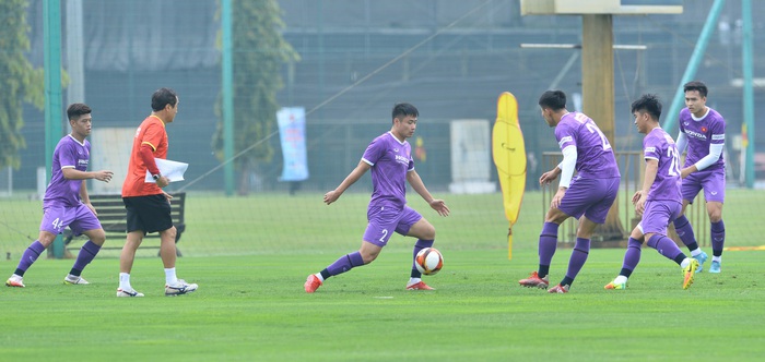 Trợ lý Lee Young-jin lừa bóng khiến Thanh Bình &quot;bẽ bàng&quot;, HLV Park Hang-seo dạy lại cầu thủ U23 cách đá ma  - Ảnh 2.
