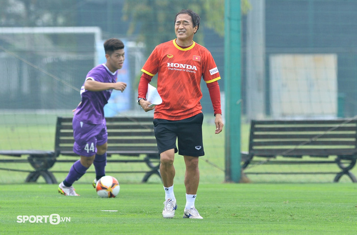 Trợ lý Lee Young-jin lừa bóng khiến Thanh Bình &quot;bẽ bàng&quot;, HLV Park Hang-seo dạy lại cầu thủ U23 cách đá ma  - Ảnh 4.