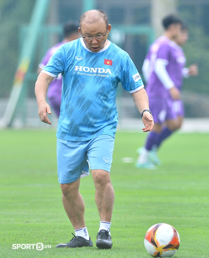 Trợ lý Lee Young-jin lừa bóng khiến Thanh Bình &quot;bẽ bàng&quot;, HLV Park Hang-seo dạy lại cầu thủ U23 cách đá ma  - Ảnh 7.