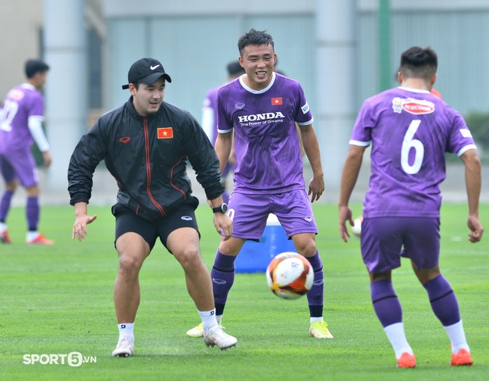 Trợ lý Lee Young-jin lừa bóng khiến Thanh Bình &quot;bẽ bàng&quot;, HLV Park Hang-seo dạy lại cầu thủ U23 cách đá ma  - Ảnh 5.