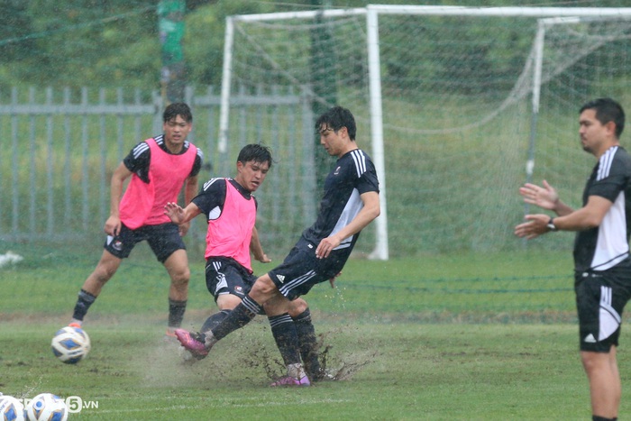 CLB Nhật Bản tập luyện biến sân tập thành ruộng trước ngày đấu HAGL - Ảnh 3.